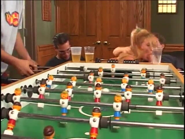 Hot Sex Party: Il gioco innocente si trasforma in un trio bollente