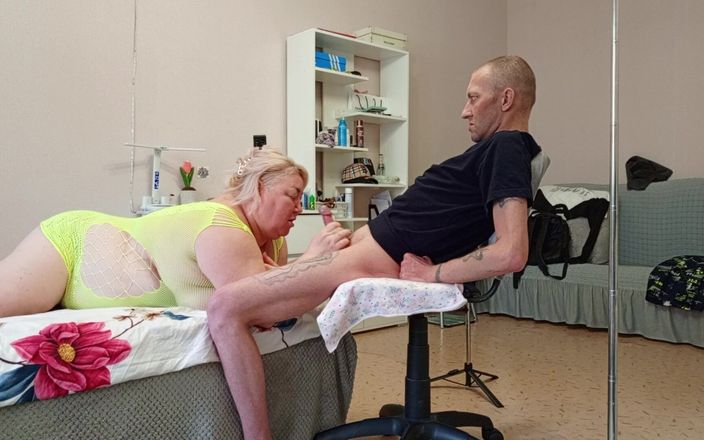 Zona901: Przyjaciel wysysa dużą porcję gorącej spermy z penisa i połyka...