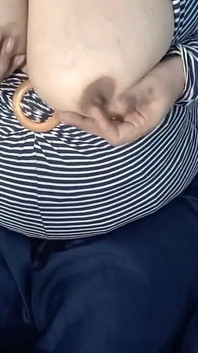 Masaje con aceite después de mostrar grandes tetas con gemidos calientes en hindi durante el show de webcam en vivo