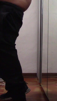 Mamă sexy cu picioare frumoase și ciorapi călcate și este atinsă și futută
