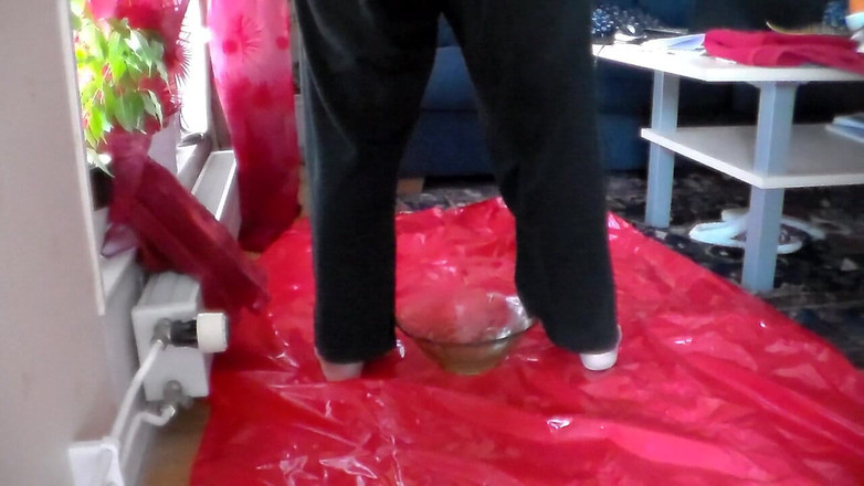 Sex hub couple: Jen हरे रंग के गिलास के बाउल में पेशाब कर रही है