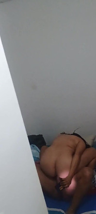 Můj paroháč manžílek natáčí z okna, jak mě jeho přítel šuká