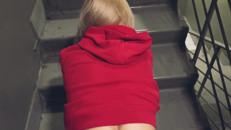 Aleks Sam: Kırmızı Kapüşonlu, Halka açık: Merdivenlere Eğilmiş, Girişte Nemli Köpek