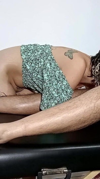 Dia berjaya menanggalkan pakaian tukang urut dan meyakinkannya untuk memberikannya blowjob dan duduk di atasnya.