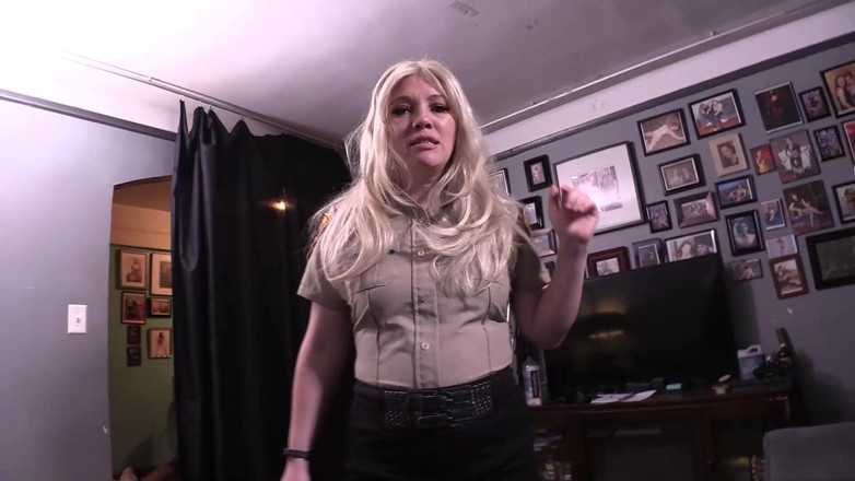 Evangelines Fetish: Blonder polizist lutscht schwanz