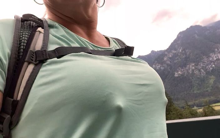 The big nipple MILF: तंजा के साथ लंबी पैदल यात्रा का दिन
