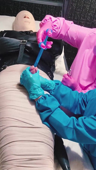 2 sadystyczne pielęgniarki dręczące niewolnika z dźwiękiem