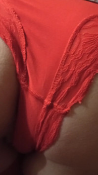 熟女は彼女の赤いパンティーを開き、彼女の甘い猫の愛撫を聞かせました