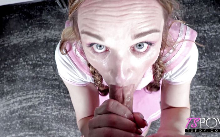 Pure TS and Becoming Femme: Uległa pokojówka pracuje nad twoim kutasem