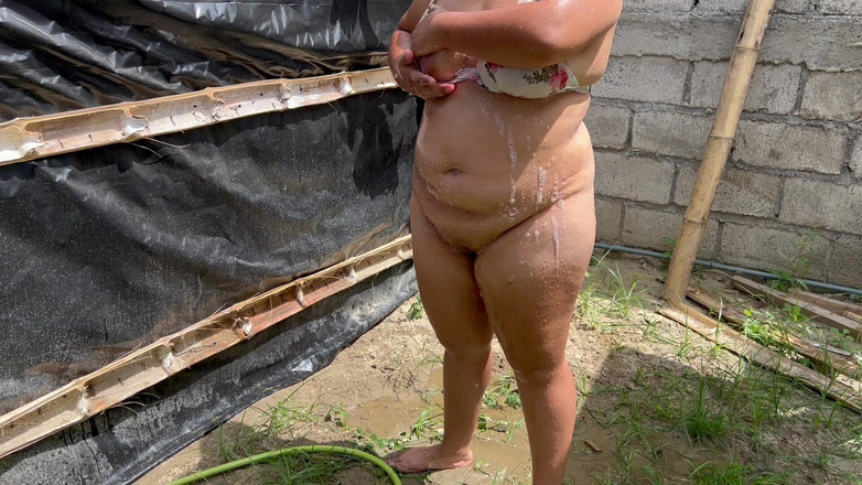 Stepmom_with_big_tits: Awek ekuadorian seksi Ecuador mandi di tempat dan semasa dia...
