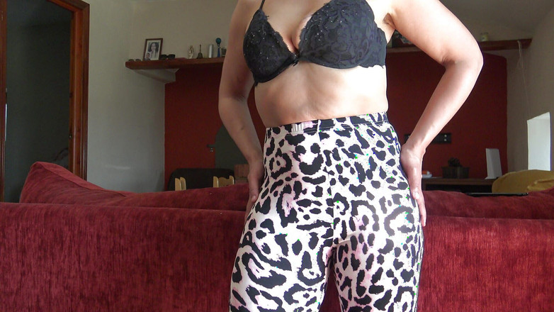 Stepmom Susan: 55-jarige geile cougar toont haar zeer harige poesje