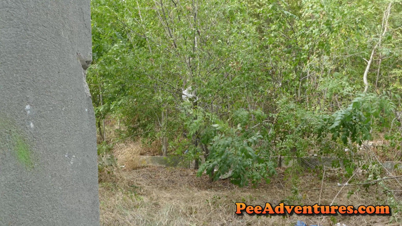 Pee Adventures: Fettes mädchen pisst an einem verlassenen ort 4k