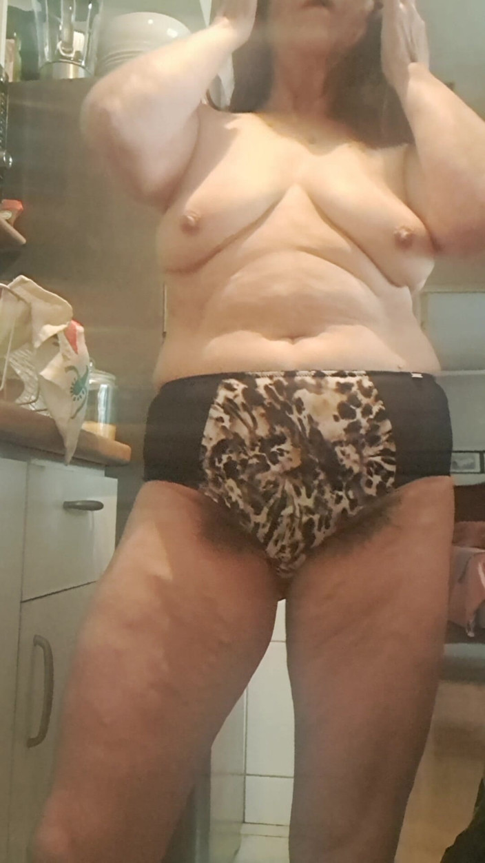 Mommy big hairy pussy: Ibu tiri pengen dientot di dapur