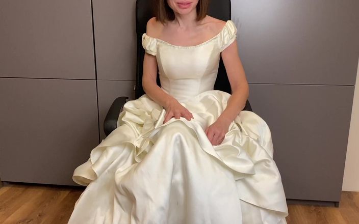 Mistress Mary: Une mariée sexy pour son mari cocu. Jour 1