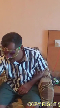 In assenza della padrona, il maestro ha scopato la cameriera
