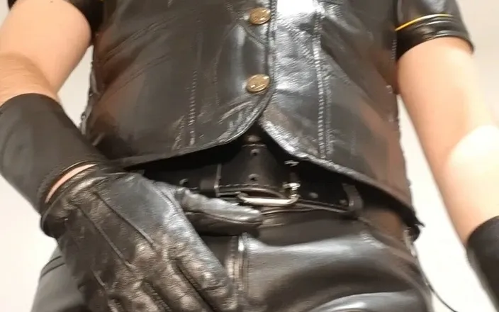 Marcusl12: Aku suka seks leather smoke dan meludah