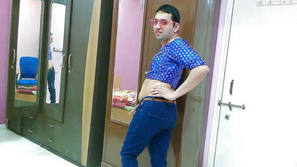Cute & Nude Crossdresser: Roztomilý sissy crossdresser femboy sweet lízátko v džínových džínách, crop...