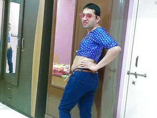 Cute & Nude Crossdresser: Netter sissy transvestiert femboy Sweet Lollipop in jeans, Crop-Top, Sonnenbrille...