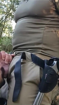 De enorme pik van de agent zuigen