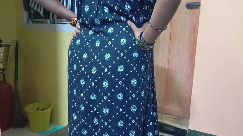 BeautyAnu: Makcik India bertetek besar berjalan