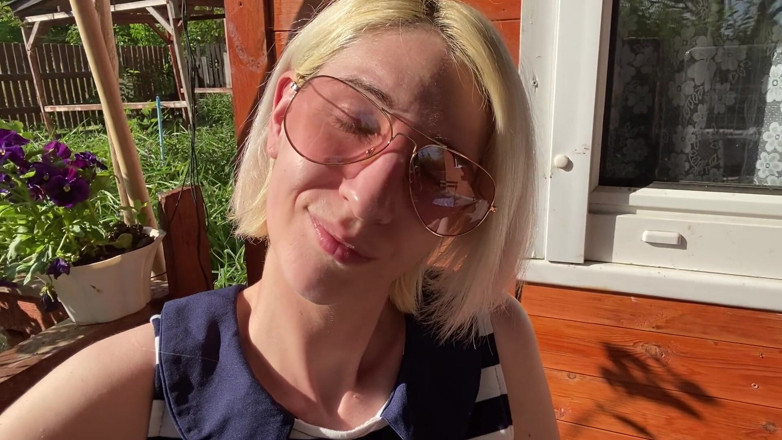 Cuteblonde666: बाहर धूम्रपान करना मेरी बालों वाली चूत दिखा रहा है