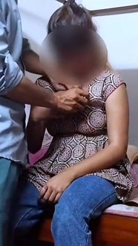 Une étudiante indienne du village baise avec son prof de tution