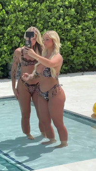 Si blonde Jmac yang bertatu bertiga dengan Ali Rose & Kali Roses
