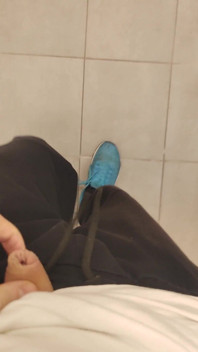 Une fille blanche et mince se fait éjaculer dessus sans les mains dans une salle de sport