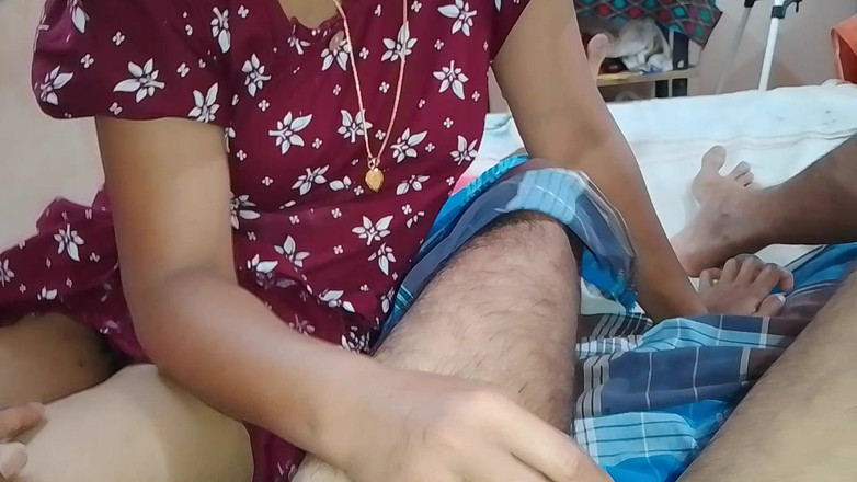 LEGSCOUPLE12: 妻は夫のペニスを口に入れて良いフェラチオをし、二人ともそれを楽しんでいます。