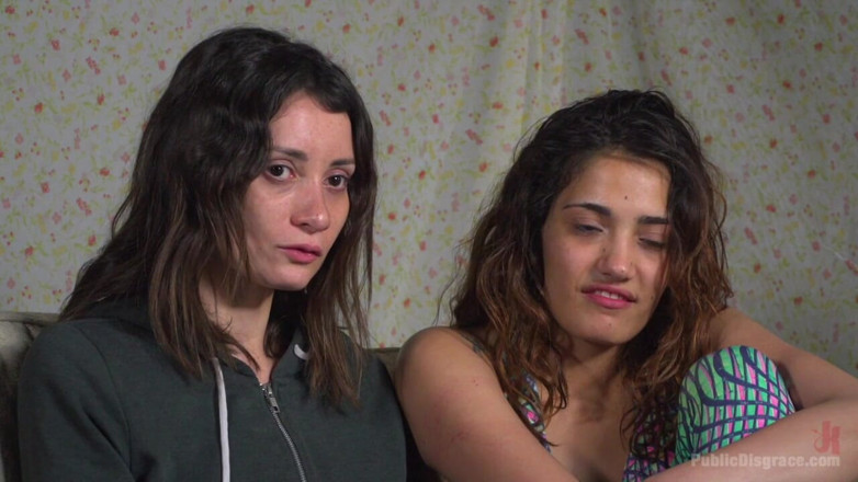 Public Disgrace by Kink: Penelope e valentina in una scopata di gruppo avida