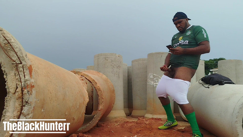 TheBlacKHunterr: Повернувшись з гри, весь спітнілий, я збудився і мусив кінчити