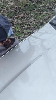 Vysokoškolská studentka v autoškole na veřejnosti