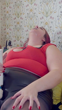 Lacey, baby-sitter coquine, s’amuse puis se fait prendre ! Partie 1