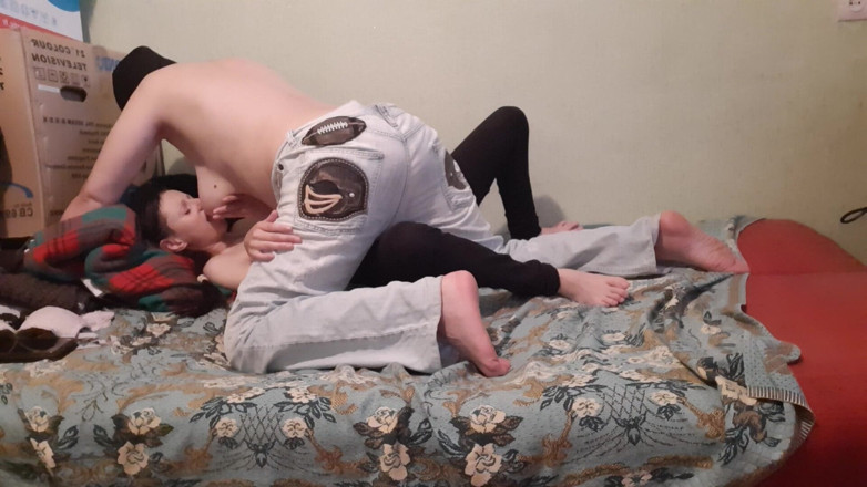 Lesbian-candys: Podczas gdy moja macocha ociera się o mnie, liżę jej...