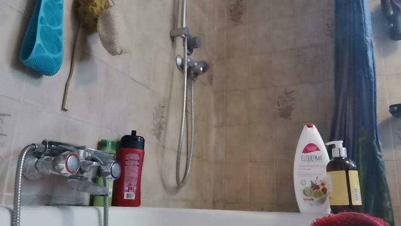 Nicoletta Embassi: Sprchový Rituál: Teplá Voda, Lather a Lesknoucí Se Kůže Čůrá a...