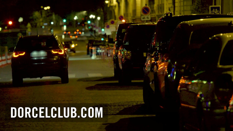 Dorcel Club: Clea Gaultier играет с 2 мужиками в ванной ночного клуба