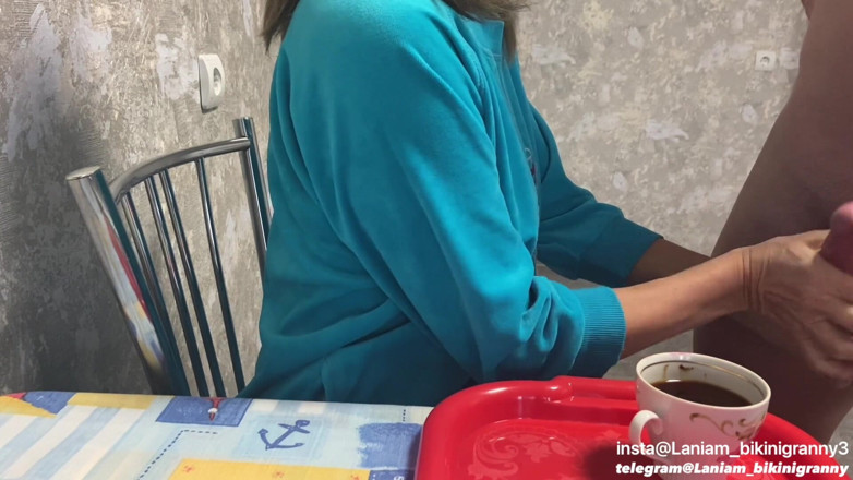 Ladyloveyoung60: Café à sperme crémeux pour mamie CFNM fétiche de la nourriture