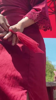Angel Sexy Nago Na Krześle Na Zewnątrz