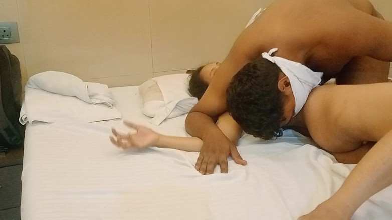 NikiRathod: Konečně Se Prstí Kombinací Kouření
