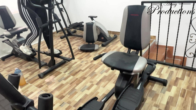 Army Productions: Tipul care întreține sala de sport primește o recompensă cu sex...