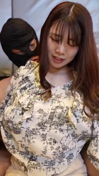 대담한 데뷔와 잊을 수 없는 사적인 만남에서 새로운 즐거움을 발견한 호기심 많은 첫 번째 타이머