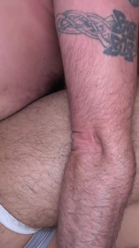 Bearfilms Spodní medvěd Ryan Roman bere Ptáka Tonyho Cruz propíchnutého ptáka