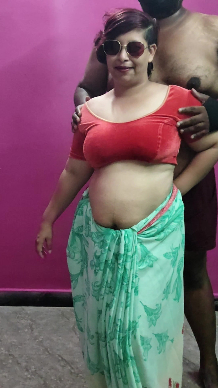 TamilNisha: Hete Tamil-vrouw verleidt buurvrouw