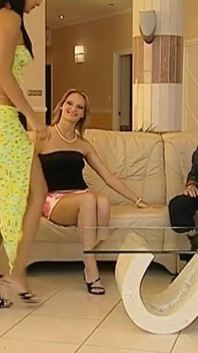 Cindy Lords i Liz Honey są seksownymi doświadczonymi kobietami z małymi miękkimi cyckami napełnić tyłek i chcą ich usta zajęte