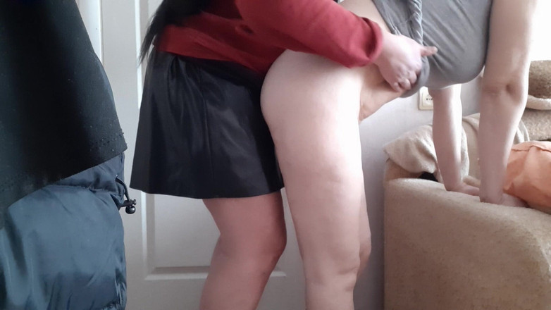 Lesbian-illusion: Ich habe meine stiefmutter übergebeugt, während niemand zu hause war und...