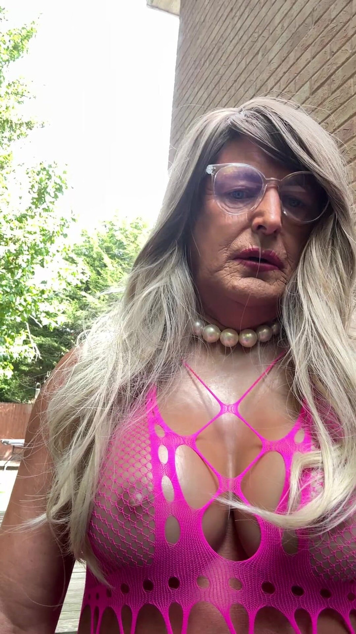 Kellycd2022: Sexig crossdresser Kellycd2022's i pink fishnet catsuit och heels