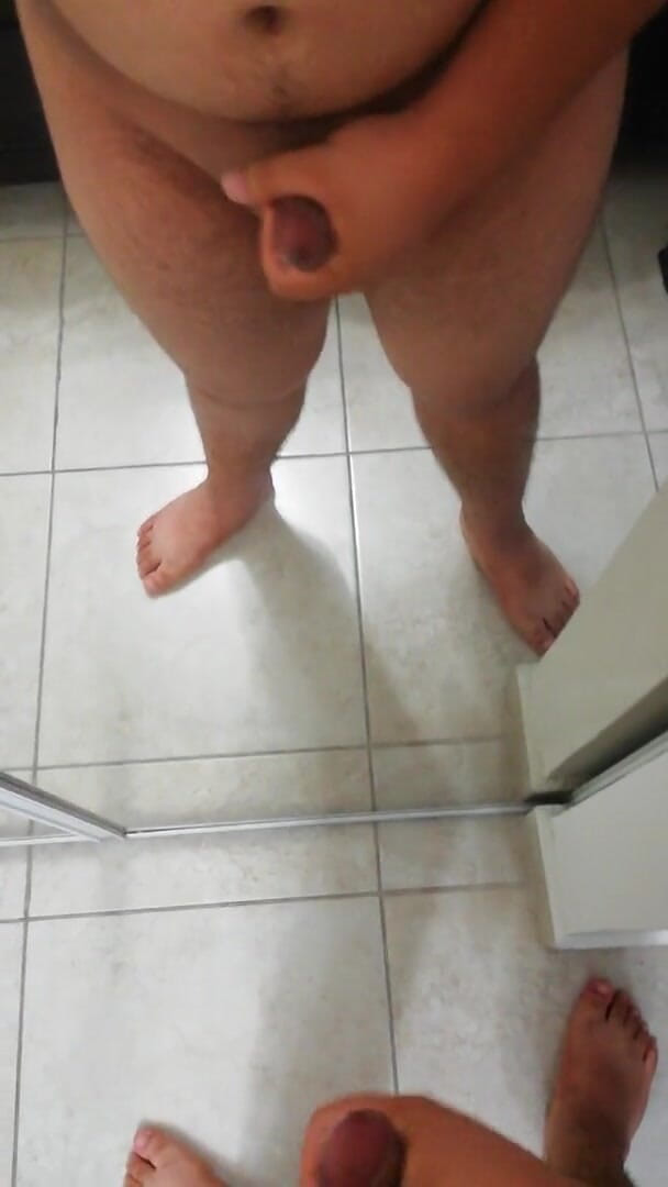 Cock vids and only cock vids.: Pulchny facet walący swojego małego kutasa w lustrze