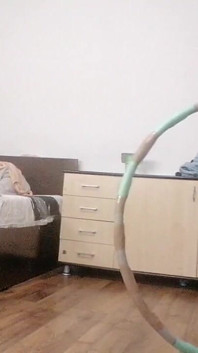 집에서 알몸으로 운동하는 섹시한 마누라. 팬티 스타킹을 신은 섹시한 갈색 머리, 털이 무성한 보지, 큰 엉덩이