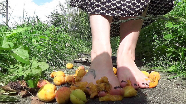 Goddess Misha Goldy: मैं तुम्हें अपने पैरों और पैरों से खिलाऊंगा! खुबानी आउटडोर क्रश!