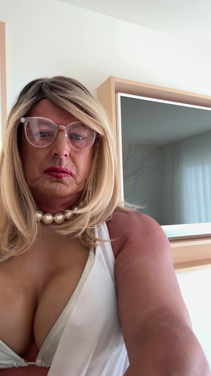 Kelly CD 2022: Sexig Crossdresser kellycd2022 på semester i min silver bikini